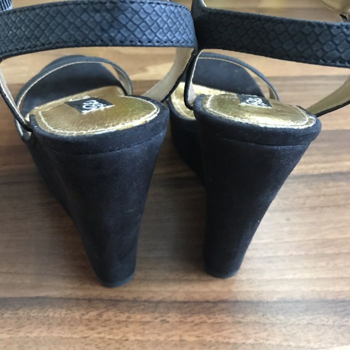 Босоножки на танкетке