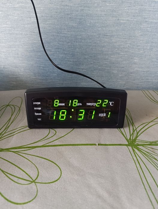 Продам часи електронні 220в