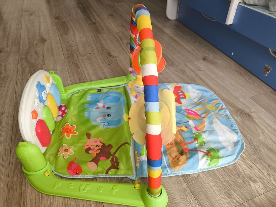 Mata  z pianinkiem dla maluszka