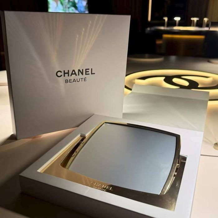 Дзеркало Chanel Beaute