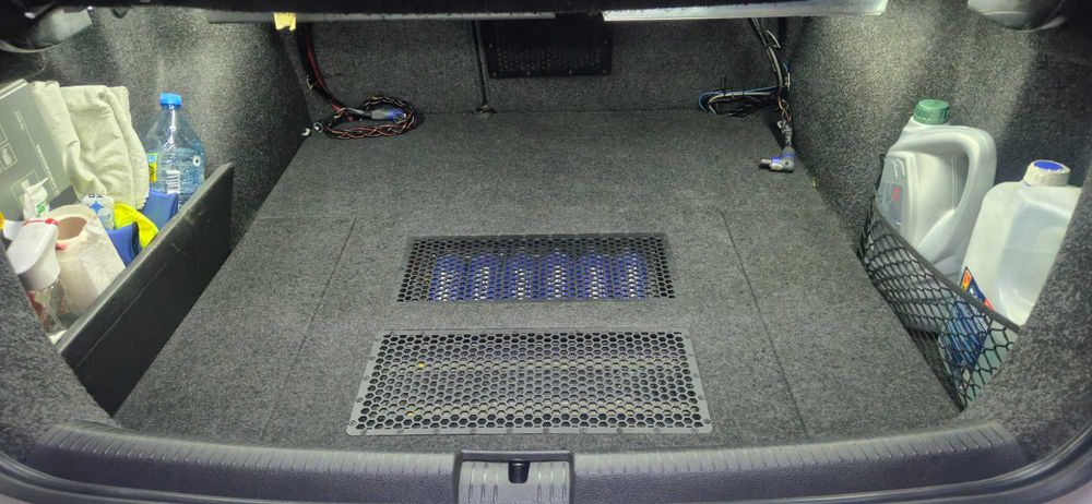Podłoga Car Audio Jetta 5C- kompletna zabudowa z silownikami i stalowymi kratkami