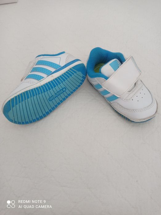 Vários sapatinhos bebê