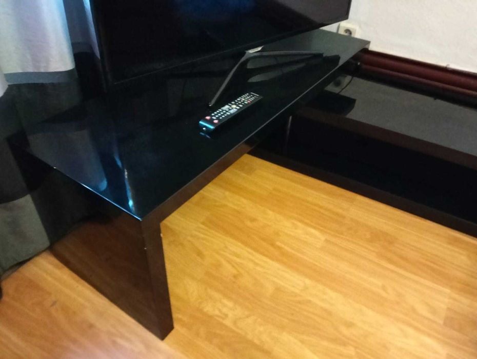 Mesa Preta de TV Retrátil