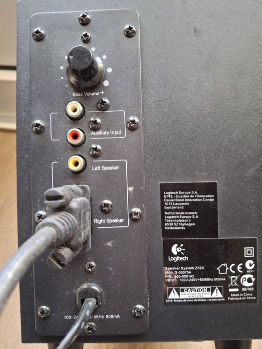 Colunas de som da marca Logitech.