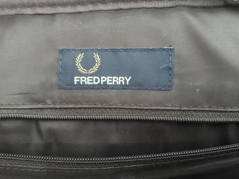 Mala tira colo Fred Perry