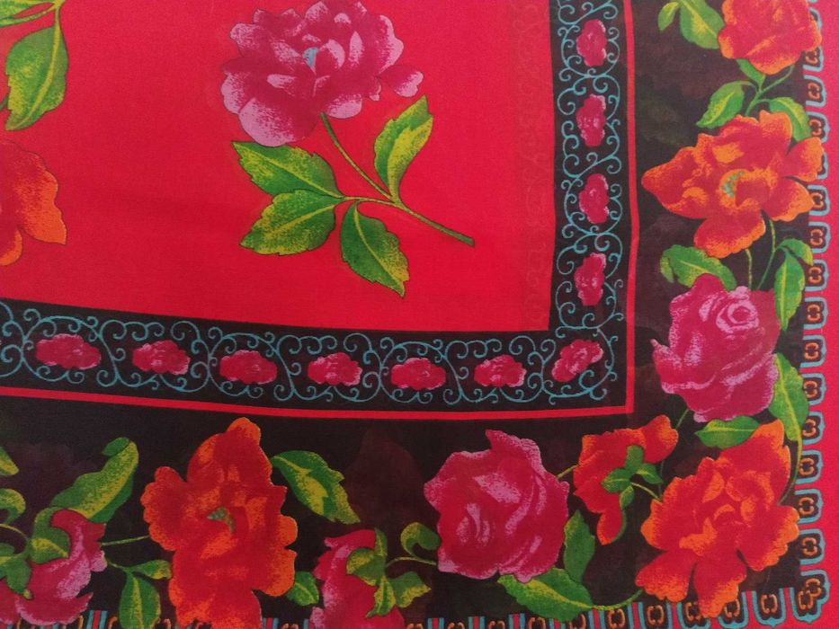 Lenço novo vermelho padrão flores lindíssimo 90x90cm