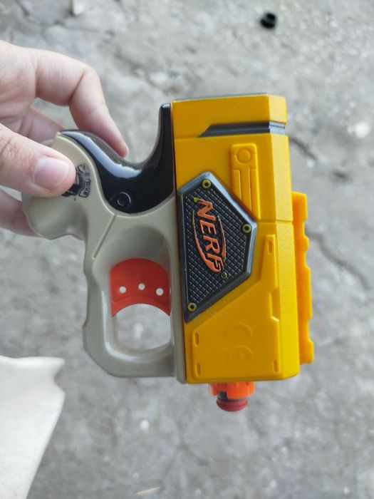 Nerf pequena amarela