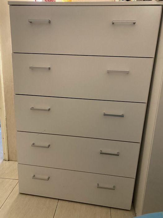 Comoda cinco gavetas