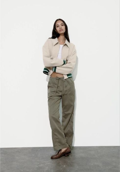 Стильна куртка-бомбер zara