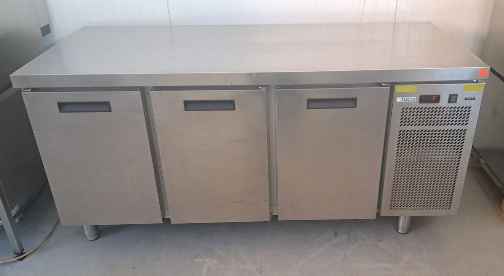 Професійний холодильник стіл 3-х дверний