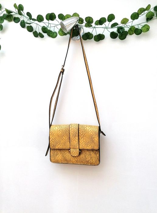 Mala Amarela a Tiracolo