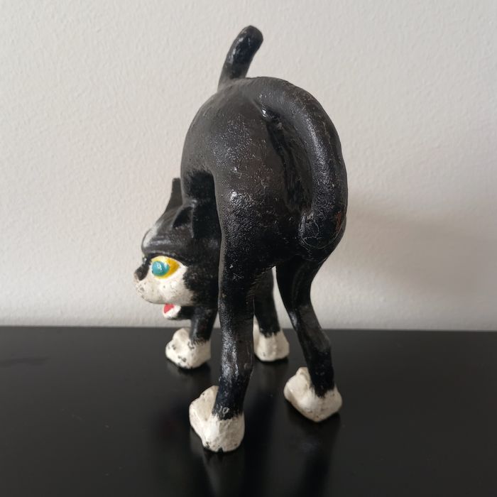 Gato em ferro fundido