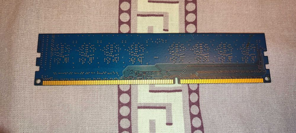 Модуль памяти SK hynix 2 GB DDR3 1333 MHz (HMT325U6CFR8C-H9)