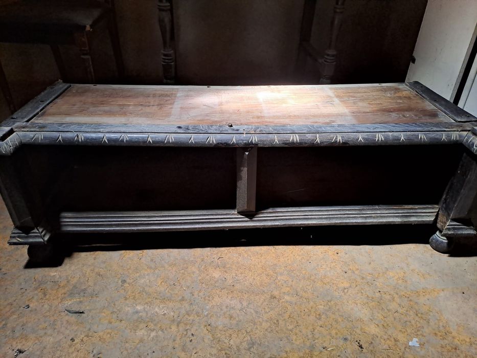 Secretaria, estante de livros e cadeira de braços antiga