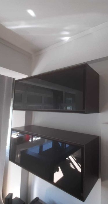 2 móveis/Vitrines da cor wengué 3 espaços para arrumação