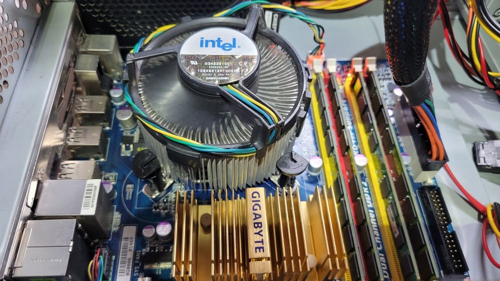 продам комплект процесор  xeon 5450. 3 ГГц материнська плата , пам'ять