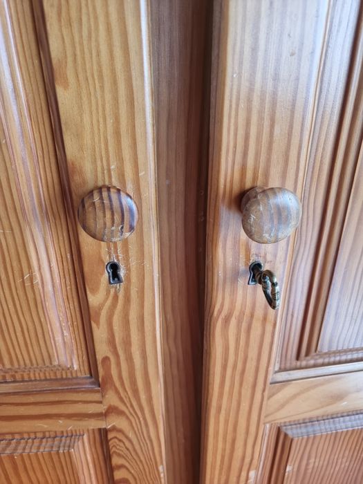 Armário em madeira maciça – estilo clássico