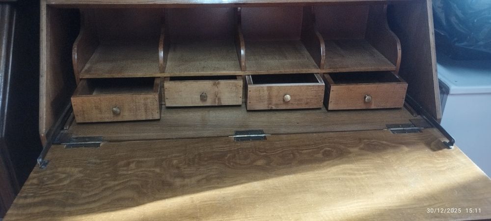 Duas secretárias e cómoda