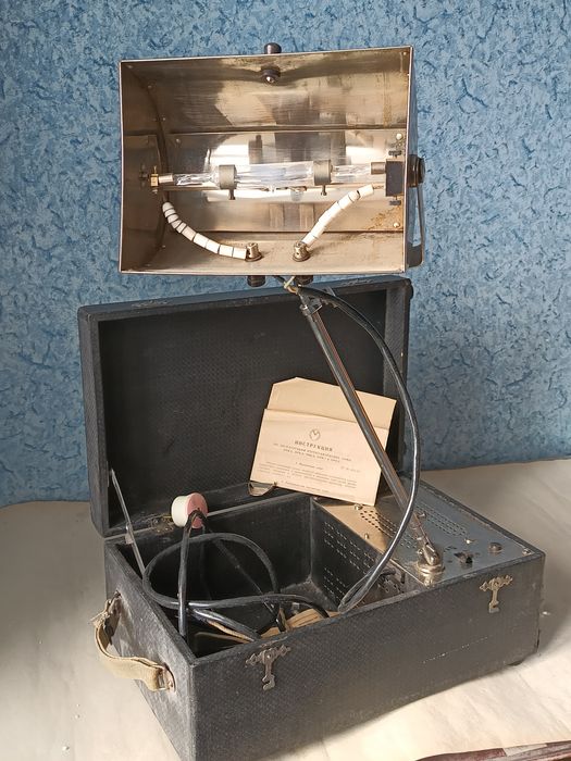 Кварцева лампа с пусковим пристроєм у футлярі