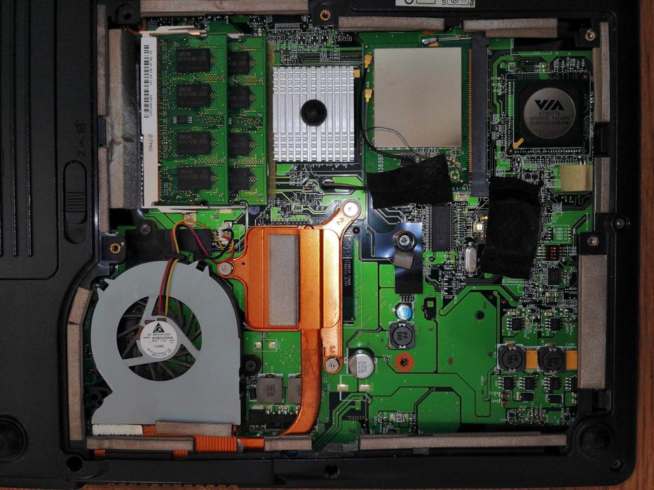 Laptop AMILO Pro V3515 Fujitsu Siemens RAM 1GB + bateria. Niesprawny