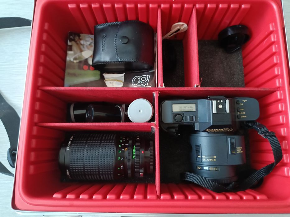 Zestaw kolekcjonerski Canon T80 + Rimowa + obiektywy + lampa + statyw