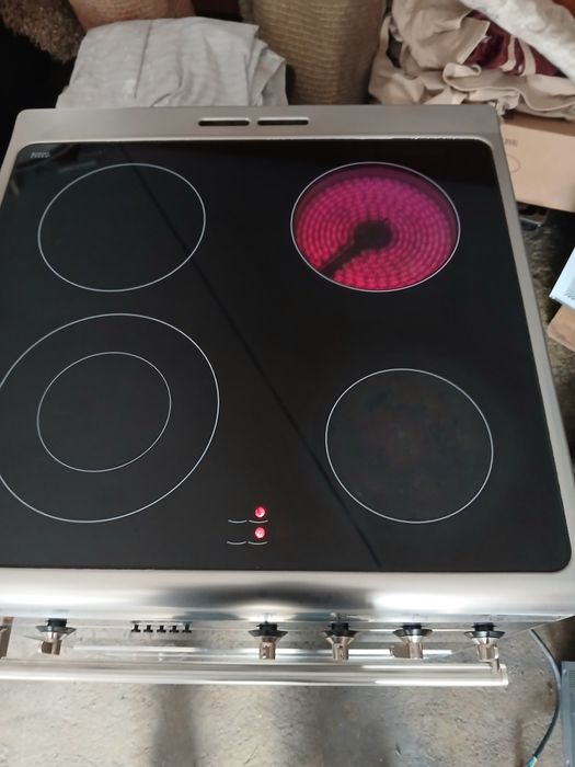 Vendo fogão vitroceramico, 4 bocas e forno eléctrico. Marca SMEG.  Como novo.