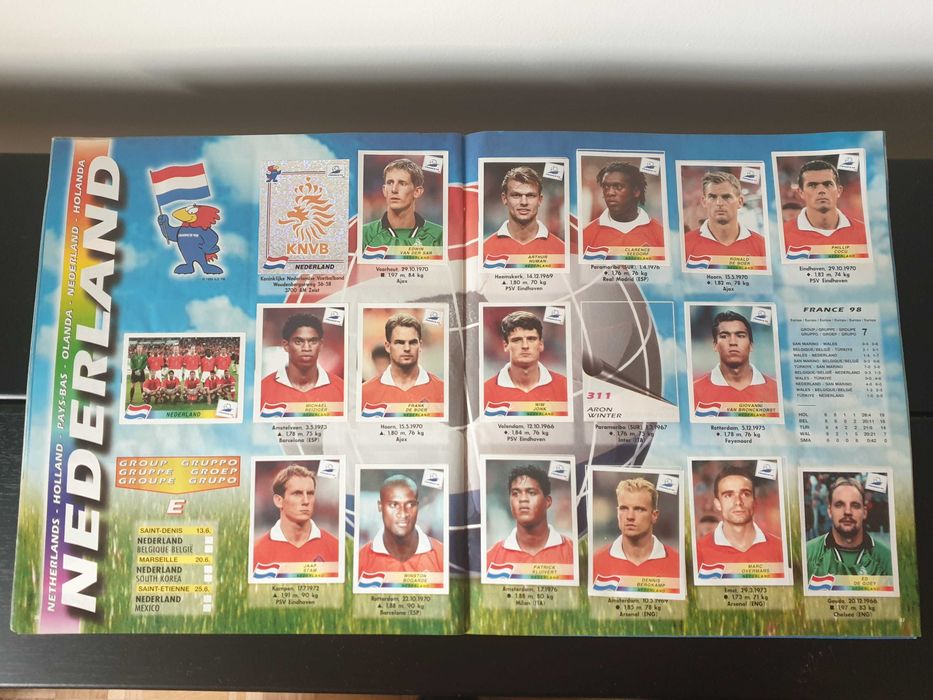 Caderneta  mundial 98 em otimo estado imcompleta