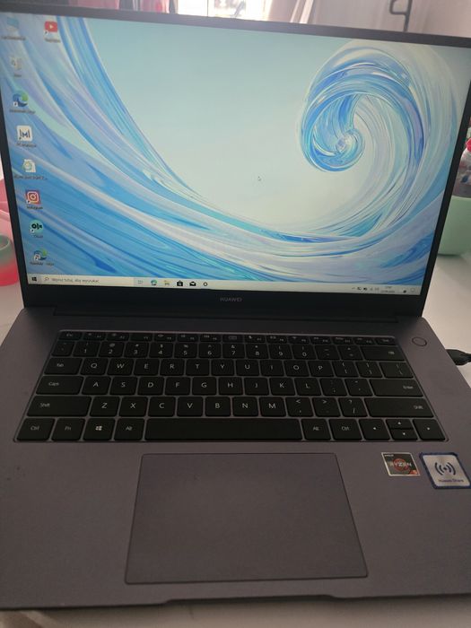 Laptop Huawei MateBok d15 uszkodzony port ładowania