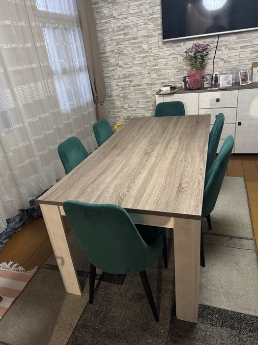 Stół z krzesłami