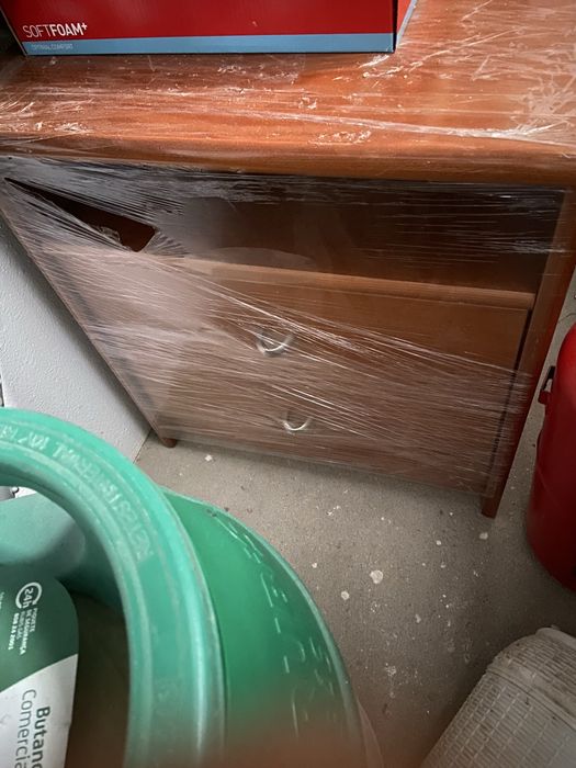 Cama individual de madeira macica e uma mesa de cabeceira