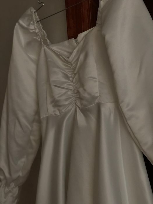Біла сукня з щільного атласу