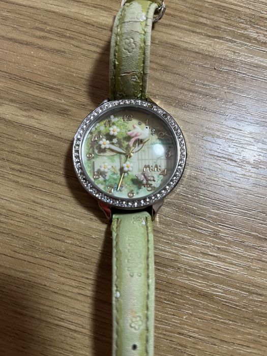 Браслети срібні і простенькі.