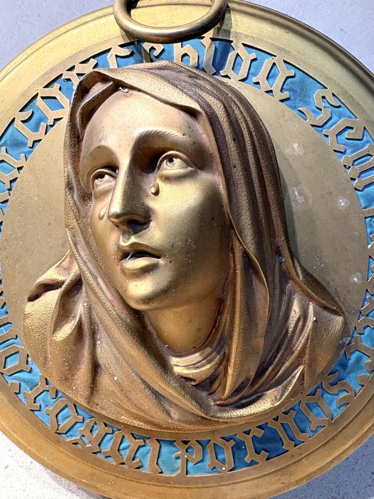 Grande antiga placa com imagem da N. S. de suspensão mural dourada