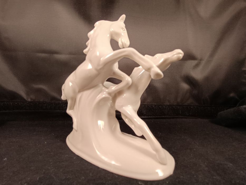 Konie w galopie figurka porcelana gdr