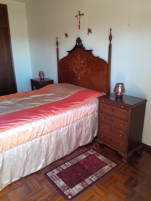 Cama casal e mesinhas madeira maciça