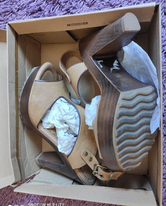 Sapatos altos em caixa