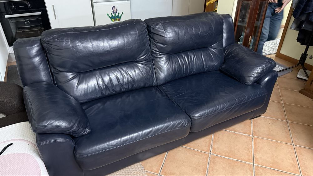 Sofa em pele azul escuro