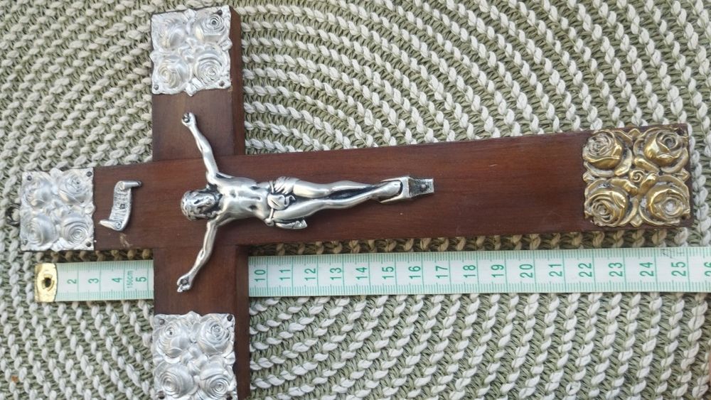 Cruz de madeira muito antiga, dá para pendurar na parede. Aproximadame
