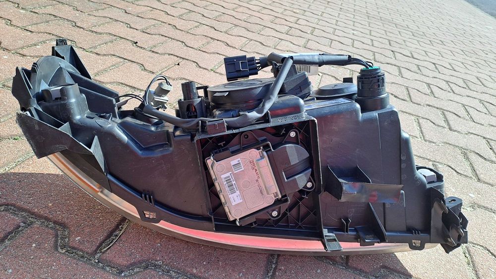 Volvo S60 lampa przednia lewa xenon