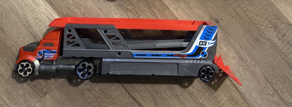 Hot Wheels автовоз с функцией запуска машинок.