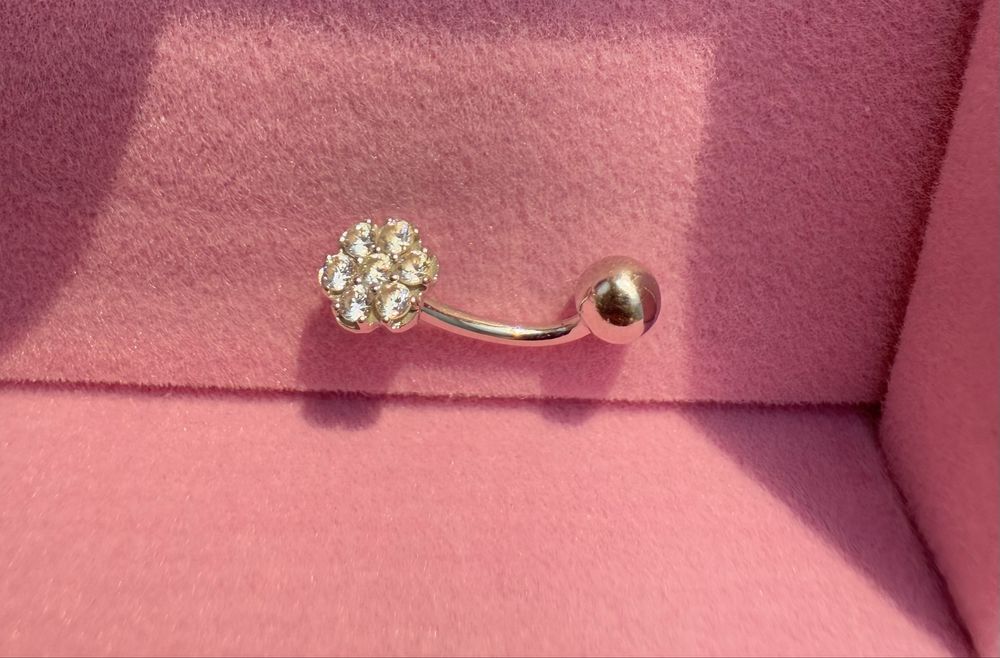 Пірсинг золотий квітка у пупок