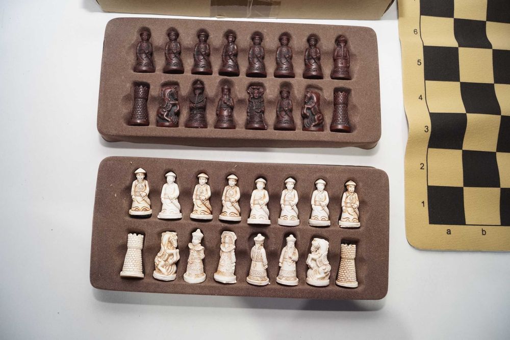 Mini podróżne szachy figurki z żywicy japońskie rzeźbione skóra eko