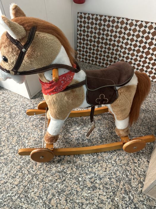 Cavalinho de baloiço e rodas