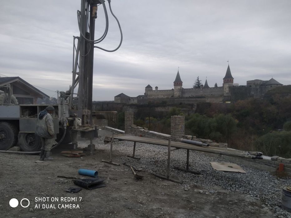 Пошук води та буріння свердловин