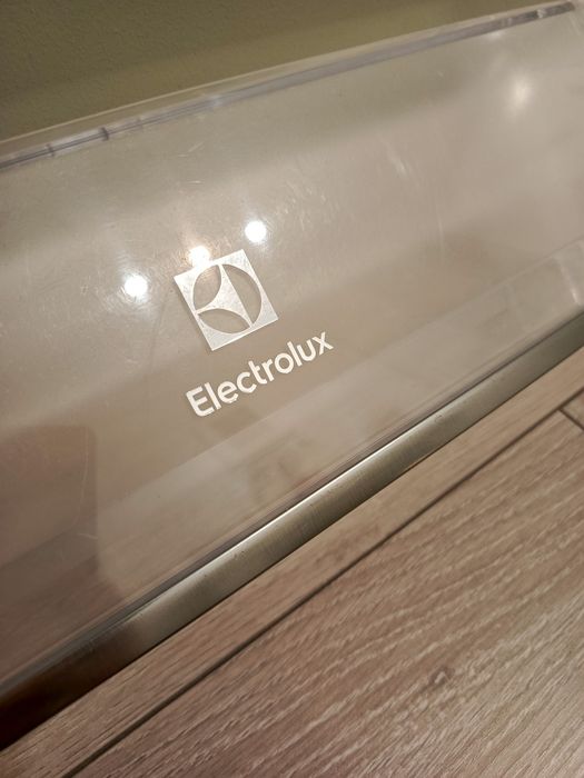 Półka z klapką Electrolux na drzwi lodówki