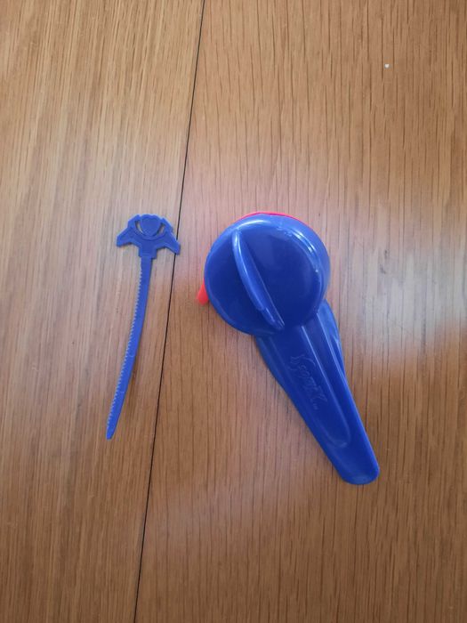 Beyblade Lançador com mola automática