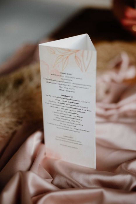 menu weselne stojące z planem wesela