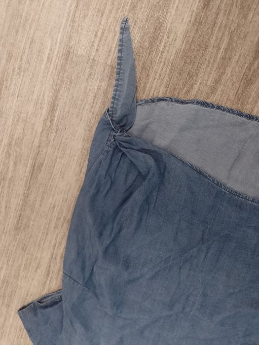Sprzedam damską bluzkę jeansową rozmiar 40.