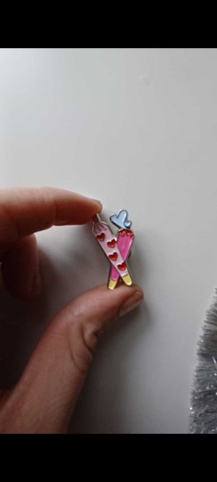 Emaliowany pin przypinka funky Love Puf puf