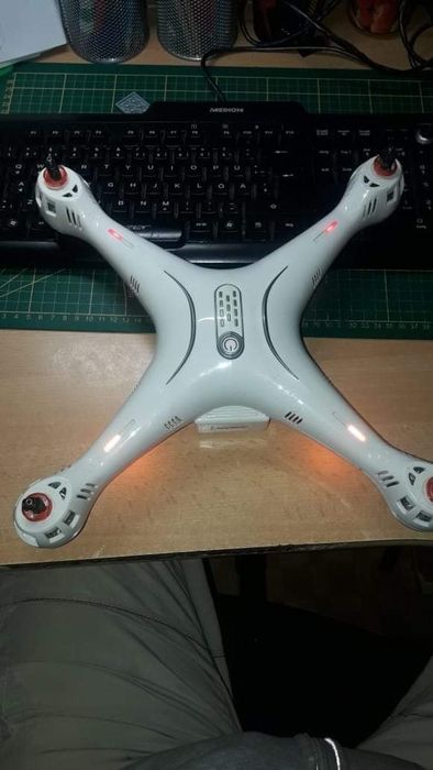 Dron zabawka na części